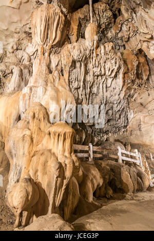 Le Chang (grotte Grotte Hang autour) est situé à suivre la route de la rivière sud de l'emplacement de Meuang Xong, Village de Vang Vieng. Parce que son emplacement élevé offert une vue parfaite de Vang Vieng. Banque D'Images