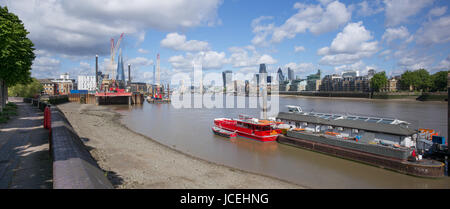 Pour l'amarrage des bateaux et mise en scène pour Thames Tunnel Tideway sur rive sud de la Tamise avec Ville de Londres en distance, London Bridge, London, UK Banque D'Images