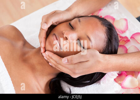 Portrait of Woman Having A Massage In Spa Banque D'Images