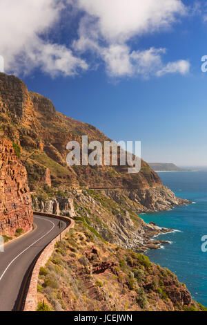 Le Chapman's Peak Drive sur la péninsule du Cap, près de Cape Town en Afrique du Sud sur un après-midi ensoleillé et lumineux. Banque D'Images