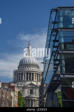 St Pauls contre un bâtiment moderne Banque D'Images