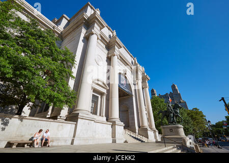 NEW YORK - 13 SEPTEMBRE : le Musée Américain d'Histoire Naturelle la façade de l'immeuble avec des gens dans une journée ensoleillée, ciel bleu clair le 13 septembre 2016 à New Yo Banque D'Images