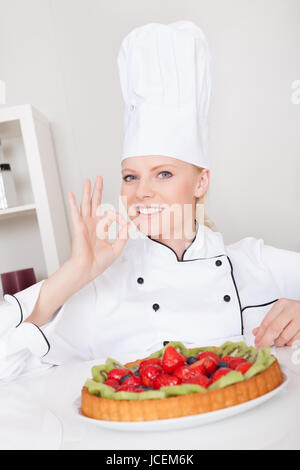 Belle femme chef de faire des gâteaux dans la cuisine Banque D'Images