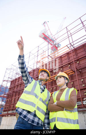 Construction workers Smiling up Banque D'Images