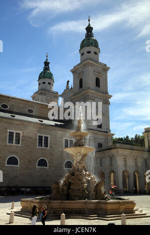 L'founatin en face de la cathédrale de Salzbourg, Salzbourg, Autriche du Dom Banque D'Images