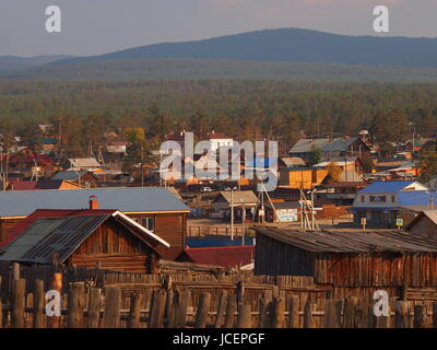 Coucher de soleil sur la cabanes en bois et forêts de Khuzir village, Lac Baikal, Sibérie, Russie Banque D'Images