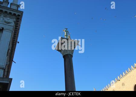 Colonne de San Teodoro, le patron original de Venise, sur la Place Saint-Marc à Venise. Il se tient au-dessus d'un dragon tué. L'Italie, l'Europe. Banque D'Images