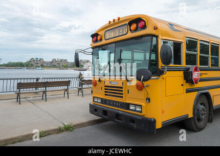 Montréal, Canada - 9 juin 2017 : Jaune autobus stationnés dans le vieux port de Montréal Banque D'Images