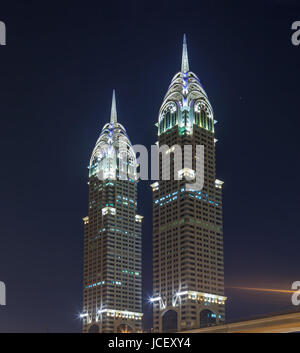 Eau/DUBAI - 14 SEP 2012 - célèbre monument de deux bâtiments sur le site de l'internet city Dubai Banque D'Images