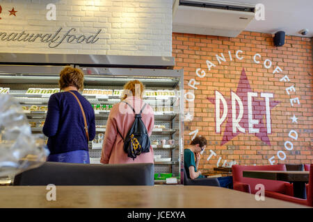 L'intérieur du pret a manger cafe à Cambridge, Angleterre. Banque D'Images