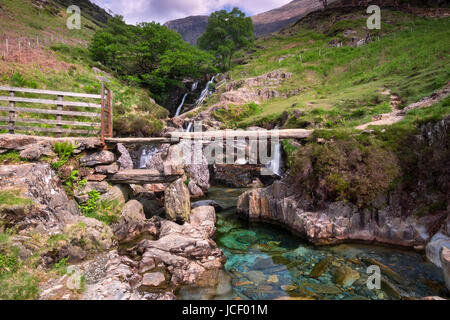 Dalle de pierre Passerelle et cascades, MCG Llançà, l'Watkin Path, Parc National de Snowdonia, le Nord du Pays de Galles, Royaume-Uni Banque D'Images