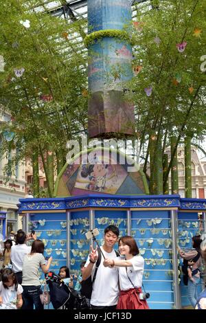 Tokyo, Japon. 15 Juin, 2017. Les touristes prendre des autoportraits au Tokyo Disneyland à Urayasu, banlieue de Tokyo, Japon, le 15 juin 2017. Une célébration pour le Festival Tanabata, ou le Festival des étoiles, a débuté à Tokyo Disneyland le jeudi, et durera jusqu'au 7 juillet. Credit : Ma Ping/Xinhua/Alamy Live News Banque D'Images