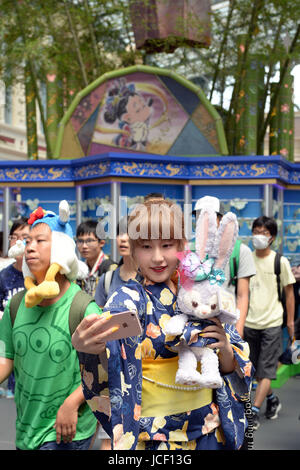 Tokyo, Japon. 15 Juin, 2017. Une personne prend vos autoportraits au Tokyo Disneyland à Urayasu, banlieue de Tokyo, Japon, le 15 juin 2017. Une célébration pour le Festival Tanabata, ou le Festival des étoiles a débuté à Tokyo Disneyland le jeudi, et durera jusqu'au 7 juillet. Credit : Ma Ping/Xinhua/Alamy Live News Banque D'Images