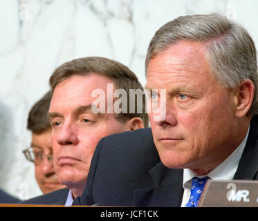 Le sénateur américain Richard Burr (républicain de Caroline du Nord), le Président, US Senate Select Committee on Intelligence, droite, et le sénateur américain Mark Warner (démocrate de Virginie), Rang, US Senate Select Committee on Intelligence, gauche, écoutez-nous en tant que procureur général Jeff Sessions donne témoignage devant le comité pour examiner certaines questions de renseignement "relatives à la 2016 United States Election' sur la colline du Capitole à Washington, DC Le mardi, Juin 13, 2017. Dans sa déclaration officielle Sessions Procureur général a dit que c'était une 'horrible et détestable mensonge" pour l'accuser de collusion wi Banque D'Images