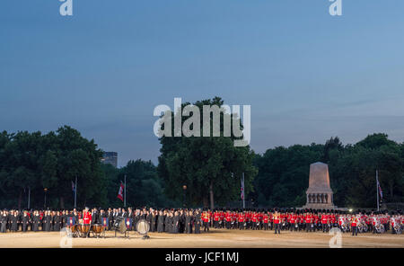 Horse Guards Parade, Londres, Royaume-Uni. 14 juin 2017. La Division de la famille de l'armée britannique, effectuer le feu d'artifice et concert de musiques de battre en retraite devant un public de 13 000 spectateurs sur deux jours, 14 et 15 juin. Cet événement sur le calendrier social de Londres s'exécute chaque année, juste avant l'anniversaire de la Reine (Parade Parade la couleur). Credit : Malcolm Park / Alamy Live News Banque D'Images