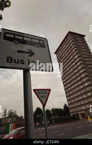 Belfast, Royaume-Uni. 15 Juin, 2017. À la suite de la tour de Grenfell fire à Londres la Direction du logement d'Irlande du Nord (INHE) sont à contrôler tous les logements résidentiels de tour au cours des prochaines semaines : Crédit Bonzo/Alamy Live News Banque D'Images