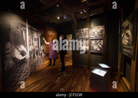 Edinburgh, Ecosse, Royaume-Uni. 14 juin 2017. Appuyez sur l'affichage de l'exposition oculaire durables dans l'affichage à Édimbourg en Écosse Bibliothèque nationale. Conservateur de la bibliothèque collections polar, Paula Williams. Pako Mera/Alamy Live News. Banque D'Images