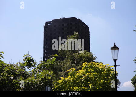 Londres, Royaume-Uni. Jun 15, 2017. Le lendemain de l'incendie de la tour de Grenfell : jeter les fleurs, écrire au tableau et de mettre un peu de nourriture et de vêtements à Latimer l'Église et de la communauté locale, tandis que les sapeurs-pompiers étudie le bâtiment progressivement, London, UK Crédit : Nastia M/Alamy Live News Banque D'Images