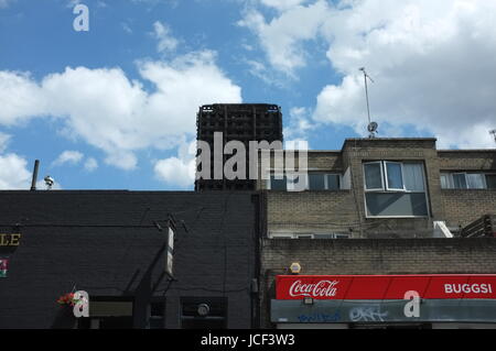 Notting Hill, Kensington, au Royaume-Uni. Jun 15, 2017. Le site de la catastrophe de l'incendie de la tour de Grenfell, autour de 14h30 le jeudi, 15 juin 2017. Notting Hill, au nord de Kensington, l'ouest de Londres, Royaume-Uni. Crédit : Robert Smith/Alamy Live News Banque D'Images
