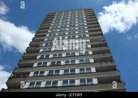 Notting Hill, Kensington, au Royaume-Uni. Jun 15, 2017. Le site de la catastrophe de l'incendie de la tour de Grenfell, autour de 14h30 le jeudi, 15 juin 2017. Notting Hill, au nord de Kensington, l'ouest de Londres, Royaume-Uni. Crédit : Robert Smith/Alamy Live News Banque D'Images