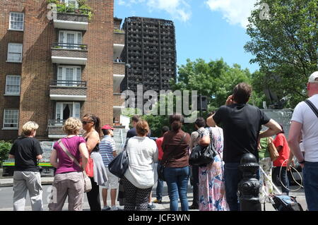 Notting Hill, Kensington, au Royaume-Uni. Jun 15, 2017. Le site de la catastrophe de l'incendie de la tour de Grenfell, autour de 14h30 le jeudi, 15 juin 2017. Notting Hill, au nord de Kensington, l'ouest de Londres, Royaume-Uni. Crédit : Robert Smith/Alamy Live News Banque D'Images