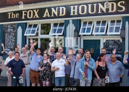 Caversham, UK. 15 Juin, 2017. La population locale se préparer à l'inauguration d'une plaque bleue sur BBC Music Day at the Fox and Hounds pub pour commémorer John Lennon et Paul McCartney jouant leur concert qu'il y comme 'l'Nerk' jumeaux le 23 avril 1960. On dit qu'ils ont fait du stop jusqu'en bas de Liverpool à jouer au pub et également travaillé derrière le bar. La plaque a été dévoilée par Paul McCartney's second cousin, l'acteur, chanteur et auteur-compositeur, Kate Robbins, qui a grandi dans le pub. Credit : Mark Kerrison/Alamy Live News Banque D'Images