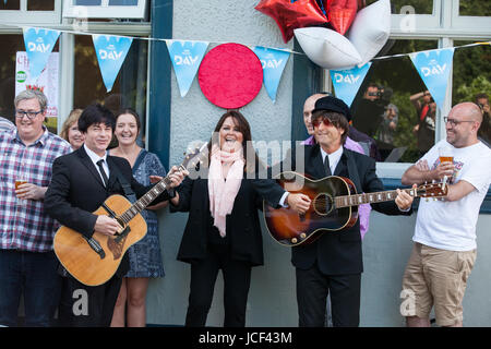 Caversham, UK. 15 Juin, 2017. Acteur, chanteur et auteur-compositeur Kate Robbins prépare avec le groupe hommage Beatles Beatles optimiste pour le dévoilement d'une plaque bleue sur BBC Music Day at the Fox and Hounds pub pour commémorer John Lennon et Paul McCartney jouant leur concert qu'il y comme 'l'Nerk' jumeaux le 23 avril 1960. On dit qu'ils ont fait du stop jusqu'en bas de Liverpool à jouer au pub et également travaillé derrière le bar. Kate Robbins est Paul McCartney's second cousin et a grandi dans le pub. Credit : Mark Kerrison/Alamy Live News Banque D'Images