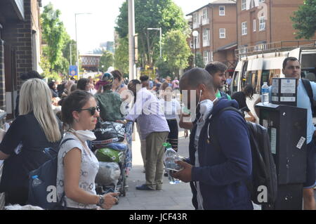 Noel Clarke et son partenaire comme ils l'aider dans la suite de l'incendie dans la tour de la nuit avant de Grenfell Banque D'Images