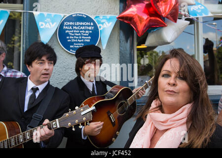 Caversham, UK. 15 Juin, 2017. Acteur, chanteur et auteur-compositeur Kate Robbins avec le groupe hommage Beatles Beatles optimiste après le dévoilement d'une plaque sur BBC Music Day at the Fox and Hounds pub pour commémorer John Lennon et Paul McCartney jouant leur concert qu'il y comme 'l'Nerk' jumeaux le 23 avril 1960. On dit qu'ils ont fait du stop jusqu'en bas de Liverpool à jouer au pub et également travaillé derrière le bar. Kate Robbins est Paul McCartney's second cousin et a grandi dans le pub. Credit : Mark Kerrison/Alamy Live News Banque D'Images