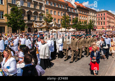 Varsovie, Pologne. Jun 15, 2017. Jour procession Corpus Cristi à Varsovie. La célébration principale. Credit : Rafał Dziorek/Alamy Live News Banque D'Images