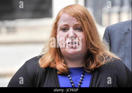 Londres, Royaume-Uni. 15 Juin, 2017. Naomi Long, chef de l'Alliance canadienne, donne une conférence de presse à l'extérieur numéro 10. Les membres de l'Assemblée d'Irlande du Nord visiter Downing Street pour des entretiens avec le premier ministre Theresa Mai suivant les résultats de l'élection générale. Les conservateurs cherchent à travailler avec le Parti unioniste démocratique afin de former un gouvernement minoritaire. Crédit : Stephen Chung/Alamy Live News Banque D'Images