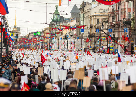 Régiment d'Immortel d'action sur la Perspective Nevski en célébration de 72 jour de la Victoire sur la DEUXIÈME GUERRE MONDIALE, anniv, vers 2017 Banque D'Images