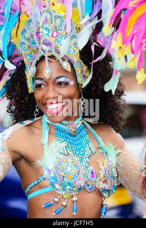 Liverpool, Royaume-Uni. 15 Juin, 2017. Brazilica, un mois de célébration de la culture style Rio à Liverpool où danseurs et batteurs Reggae Samba effectuer pendant un mois de célébration qui aboutiront à un défilé à travers la ville. Les danseurs et percussionnistes de Samba Samba, de diverses régions de la Grande-Bretagne et de l'étranger certains effectuer à divers endroits de la ville portant des costumes étonnants et le maquillage. Crédit : Dave Ellison/Alamy Live News Banque D'Images