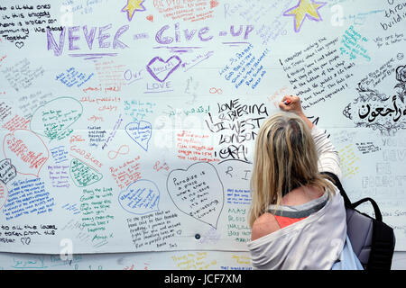 Londres, Royaume-Uni, 15 juin 2017. Hommages et messages de condoléances écrit sur un mur près de la tour de Grenfell. Credit : Yanice Idir / Alamy Live News Banque D'Images