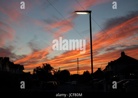 Epsom, Surrey, UK. 15 Juin, 2017. Nuages orange éclatant avec un beau coucher de soleil sur les toits dans la banlieue de Surrey. Credit : Julia Gavin UK/Alamy Live News Banque D'Images