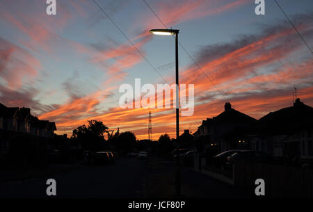 Epsom, Surrey, UK. 15 Juin, 2017. Nuages orange éclatant avec un beau coucher de soleil sur les toits dans la banlieue de Surrey. Credit : Julia Gavin UK/Alamy Live News Banque D'Images