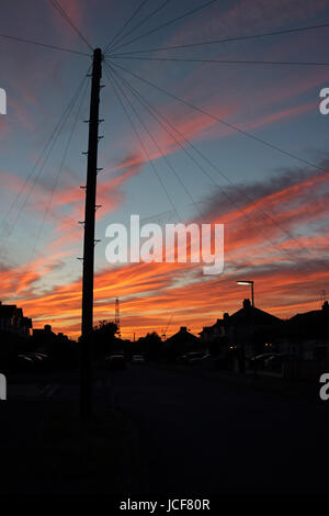 Epsom, Surrey, UK. 15 Juin, 2017. Nuages orange éclatant avec un beau coucher de soleil sur les toits dans la banlieue de Surrey. Credit : Julia Gavin UK/Alamy Live News Banque D'Images