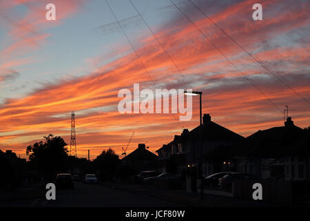 Epsom, Surrey, UK. 15 Juin, 2017. Nuages orange éclatant avec un beau coucher de soleil sur les toits dans la banlieue de Surrey. Credit : Julia Gavin UK/Alamy Live News Banque D'Images