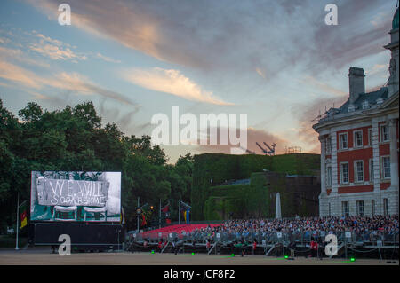 Horse Guards Parade, Londres UK. 15 juin 2017. 2017 marque le 100e anniversaire de la bataille de Passchendaele, l'un des conflits les plus sanglants de la Première Guerre mondiale. Une nouvelle composition est exécuté, écrit par Major Simon Haw, directeur de musique Coldsteam Guards à battre en retraite, les mots pris de la couleur Le Sergent Darren Hardy, le poème de Tyne Cot "Passchendaele" qui a été écrit après une visite du champ de bataille en 2013. La performance coïncide avec un coucher de soleil sur le centre de Londres. Credit : Malcolm Park / Alamy Live News. Banque D'Images