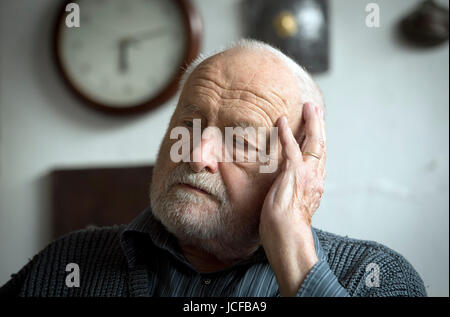 Prague, République tchèque. 18 avr, 2016. Fichier - En ce 18 avril 2016, dossier photo est vu sculpteur tchèque, Olbram Zoubek. Il est mort à l'âge de 91 ans à Prague, le jeudi 15 juin 2017. Zoubek a créé un monument aux victimes du régime communiste à Prague. Il a également fait sa marque en ayant pris la peine de masquer de Jan Palach, qui s'est immolé pour protester contre le régime communiste, en 1969. Credit : Katerina Sulova/CTK Photo/Alamy Live News Banque D'Images