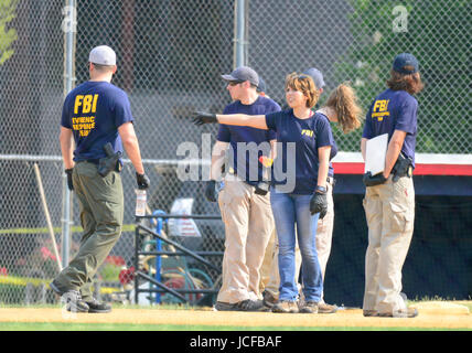 Alexandria, États-Unis. 14 Juin, 2017. Preuve des techniciens de l'FBI peigne à travers la scène du crime pour preuve après un homme armé a ouvert le feu sur les membres du Congrès qui s'entraînaient pour la partie de baseball du congrès annuel à Alexandria, Virginie le mercredi 14 juin, 2017. Credit : Ron Sachs/CNP (restriction : NO New York ou le New Jersey Journaux ou journaux dans un rayon de 75 km de la ville de New York) · Pas de photo · SERVICE DE FIL : Ron Sachs/consolidé Nouvelles Photos/Ron Sachs - CNP/dpa/Alamy Live News Banque D'Images