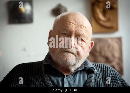 Prague, République tchèque. 18 avr, 2016. Fichier - En ce 18 avril 2016, dossier photo est vu sculpteur tchèque, Olbram Zoubek. Il est mort à l'âge de 91 ans à Prague, le jeudi 15 juin 2017. Zoubek a créé un monument aux victimes du régime communiste à Prague. Il a également fait sa marque en ayant pris la peine de masquer de Jan Palach, qui s'est immolé pour protester contre le régime communiste, en 1969. Credit : Katerina Sulova/CTK Photo/Alamy Live News Banque D'Images