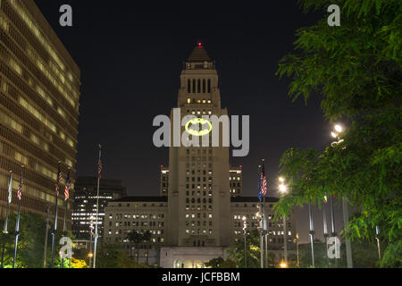 Los Angeles, Californie, USA. 15 juin, 2017. La ville de Los Angeles a rendu hommage à la fin de l'acteur adam west, mieux connu pour son rôle de Batman, avec un ceremonlal allumage de la Bat-signal projeté sur l'hôtel de ville dans le centre-ville de Los Angeles le 15 juin 2017. Le Bat-signal est un symbole iconique de la caractère batman et se compose d'une lumière ovale jaune avec un bâton d'ossature au milieu. crédit : Sheri determan/Alamy live news Banque D'Images