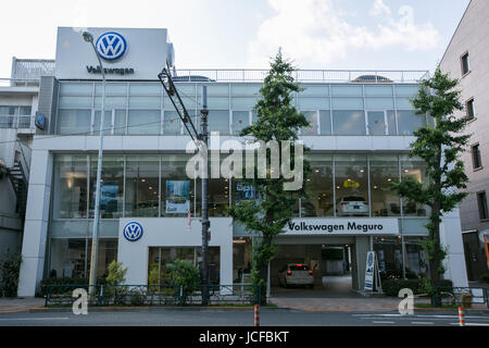 15 juin 2017, Tokyo, Japon - une vue générale d'un concessionnaire Volkswagen à Tokyo, Japon. Groupe Volkswagen Japon cadre supérieur Thomas Siebert a été arrêté pour usage de drogue illégale présumée après l'épreuve nationale allemande à la suite d'un test positif de la drogue. (Photo de bla) Banque D'Images