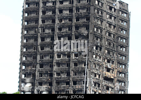 Londres, Royaume-Uni. 16 Juin, 2017. En gros plan des vestiges calcinés et les fenêtres noircies de la tour résidentielle Grenfell à Latimer Road West London qui a été englouti par un violent incendie ayant entraîné la mort de 17 personnes et de nombreux toujours sans nouvelles de crédit : amer ghazzal/Alamy Live News Banque D'Images