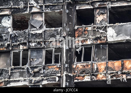 Londres, Royaume-Uni. 16 Juin, 2017. En gros plan des vestiges calcinés le fondu avec bardage et noircie des fenêtres de la tour résidentielle Grenfell à Latimer Road West London qui a été englouti par un violent incendie ayant entraîné la mort de 17 personnes et de nombreux toujours sans nouvelles de crédit : amer ghazzal/Alamy Live News Banque D'Images