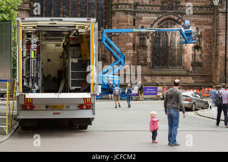 Chester, Royaume-Uni. 16 Juin, 2017. Les gens en passant devant la cathédrale de Chester pendant le tournage du nouveau film de Mike Leigh Peterloo. Crédit : Andrew Paterson/Alamy Live News Banque D'Images