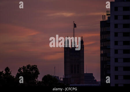 Londres, Royaume-Uni. 15 Juin, 2017. Le Palais de Westminster. Le coucher de soleil sur le centre de Londres. Londres, 15 juin 2017 Crédit : Guy Bell/Alamy Live News Banque D'Images