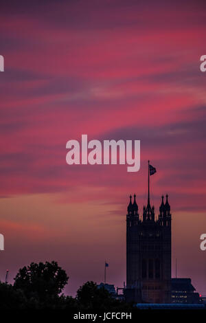 Londres, Royaume-Uni. 15 Juin, 2017. Le Palais de Westminster. Le coucher de soleil sur le centre de Londres. Londres, 15 juin 2017 Crédit : Guy Bell/Alamy Live News Banque D'Images