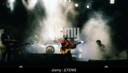 Dire Straits, Hammersmith Odeon, décembre 1985 Dire Straits est un groupe de rock britannique qui s'est formé à Deptford, Londres, en 1977 par Mark Knopfler (chant et guitare), son jeune frère, David Knopfler (guitare et chant), John Illsley (guitare basse et choeurs), et choisissez Withers (batterie et percussions). Dire Straits' sound a appelé à partir d'une variété d'influences musicales, y compris le jazz, folk et blues, et est le plus proche dans le contexte de la musique rock and roll. Nom : Date : Event : emplacement : Banque D'Images